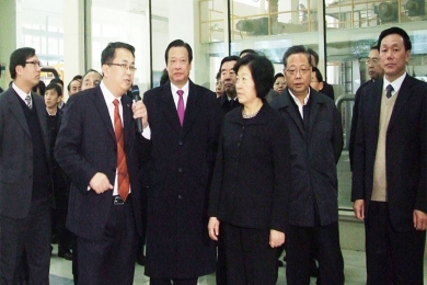 2010年12月，时任福建省委书记、省人大常委会主任孙春兰（右三）视察J9集团国际站遵义公司。